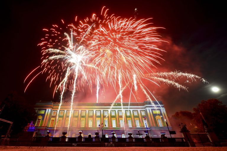 Brussels July 21, 2013
On the occasion of the Belgian National Day, King Albert II abdicates in favour of his son Philippe.
For more information please go to : http://www.21july.monarchie.be/content/agenda
- The Royal Family watches the firework display launched from the Palace of the Academies on Place des Palais
Pix.... Illustration
Credit  Sierakowski Frederic / Isopix