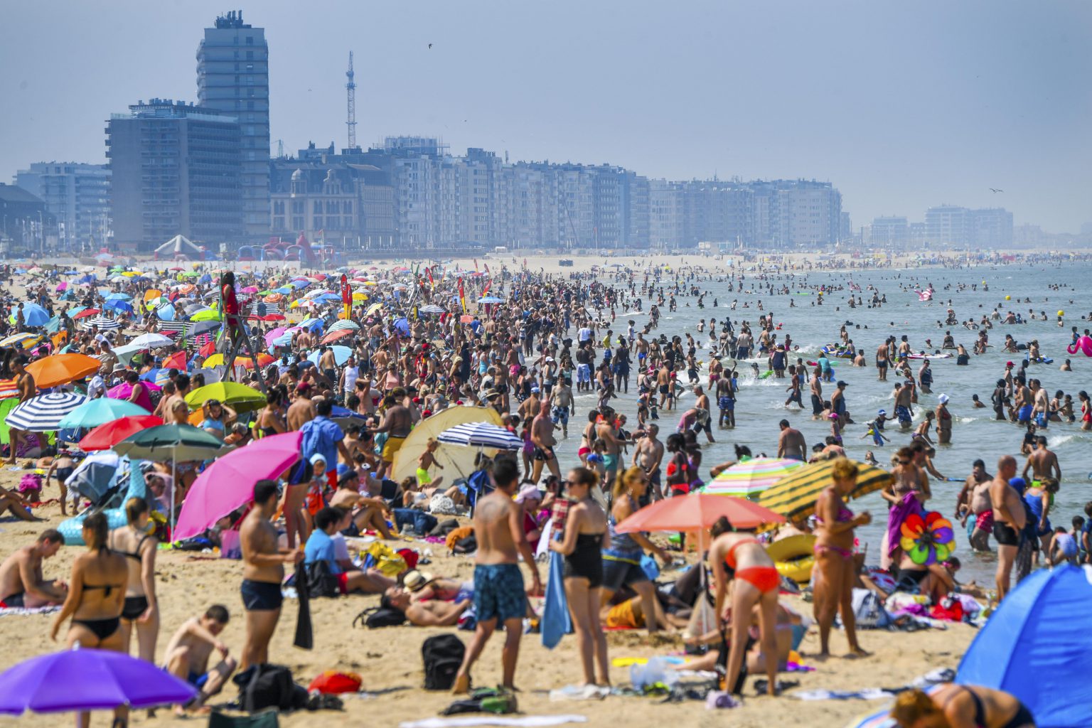 Oostende, 26/07/2018
heat wave in belgium, people get refreshed and seek freshness at the North Sea coast. Today the temperature of the North Sea has reached 22.9 °, says Thursday the Flemish Institute for the Sea (Vlaams Instituut voor de Zee, VLIZ), which relieves it since 2000. This is the highest temperature since the beginning of the measurements. This July 26 the hottest ever recorded in Belgium
Credit : Frederic Sierakowski / Isopix