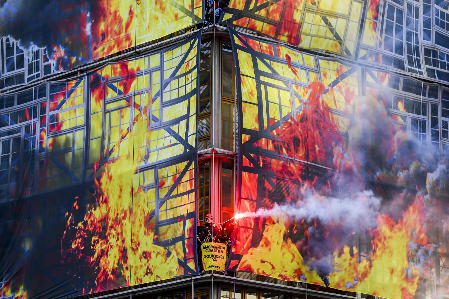 Brussels , 12/12/2019
More than 60 Greenpeace activists disembarked Thursday morning in Brussels at the Europa building, which hosts the European Council, while a summit dealing, among other things, with the climate is to take place there. Climate activists climb the facade to deploy giant banners with red and yellow flames, images of distress signals, fire siren and smoke. The goal: to show that "our house is on fire. Now is the time for a decisive climate policy ”.

Credit : Frederic Sierakowski / Isopix