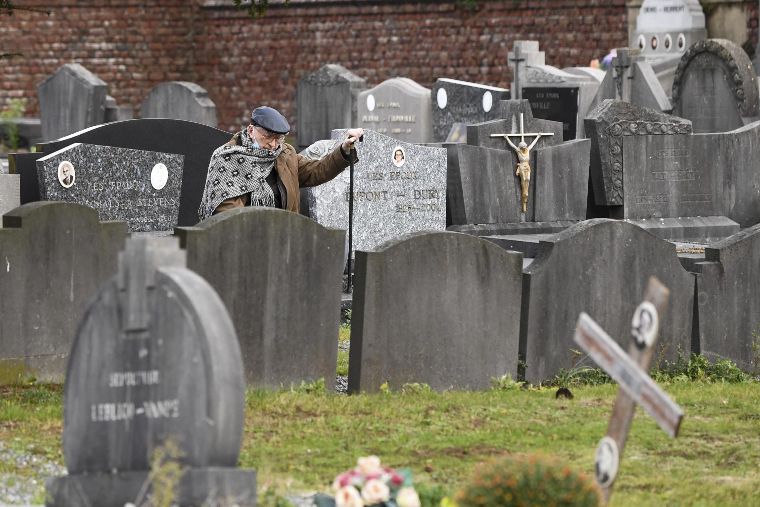 Nivelles 26/10/2020
Illustration picture shows  people wearing covid-19 protective masks visiting the deceased on Halloween's eve to honor their dead ( toussaint ) in a cemetery
Pix : 
Credit : Frederic Sierakowski / Isopix