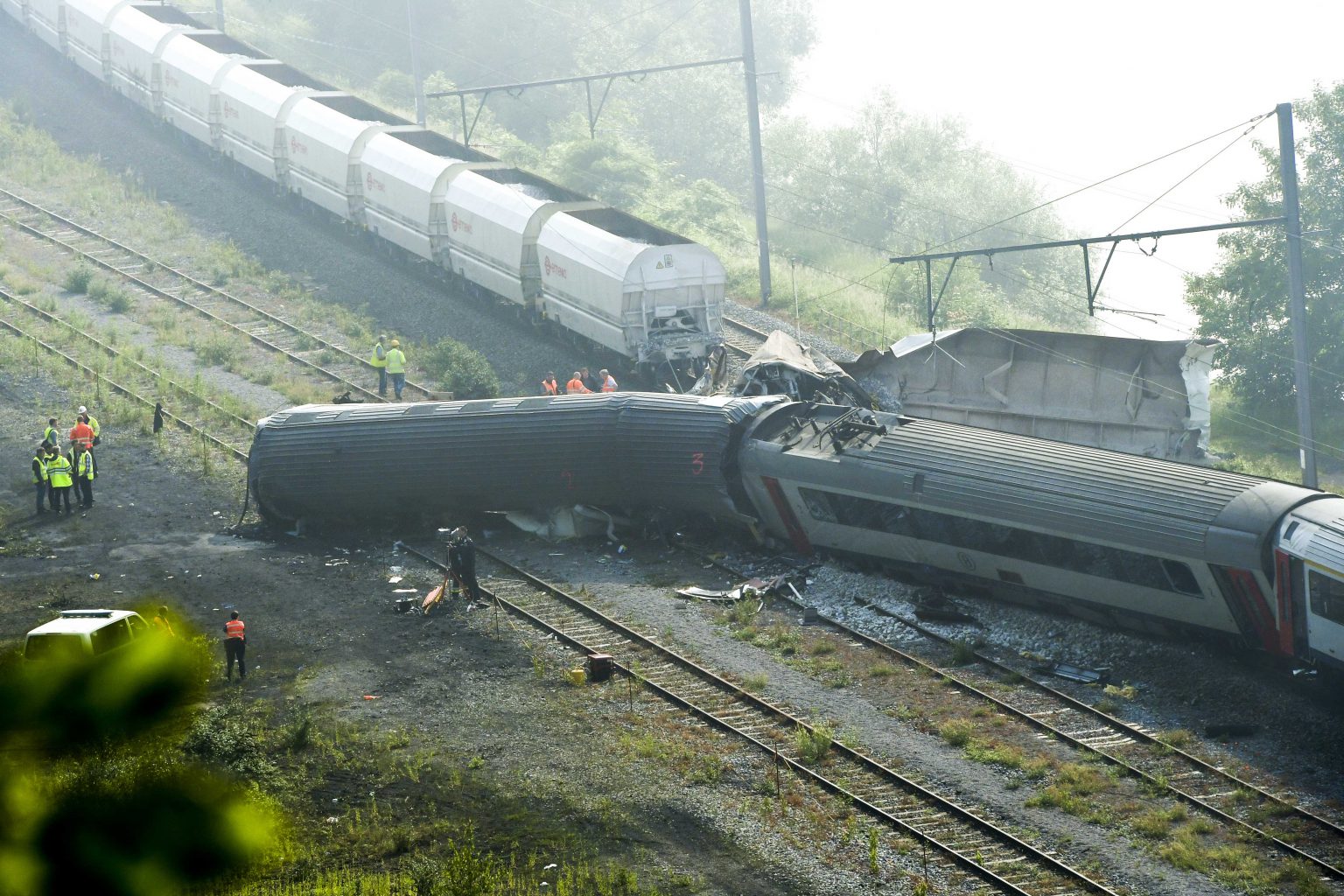 Hermalle-sous-Huy 06/06/2016 Accident de train a Hermalle-sous-Huy - Collision entre un train de passagers et un train de marchandises / Treinongeval in Hermalle-sous-Huy - Botsing tussen een passagierstrein en een goederentrein / Train crash Hermalle-sous-Huy - Crash between a goods train and a passenger train in Hermalle-sous-Huy . Pix: .. Credit : Frederic Sierakowski / Isopix
