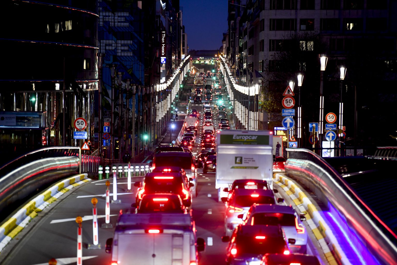 Brussels , 25/11/2020
Illustration picture shows the morning traffic in one of the most important axes of Brussels: rue de la loi / wetstraaat 
Pix : 
Credit : Frederic Sierakowski / Isopix