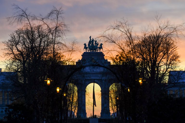 Brussels , 25/11/2020
Illustration picture shows the sunrise on the cinquantenaire park / Jubelbark
Pix : 
Credit : Frederic Sierakowski / Isopix