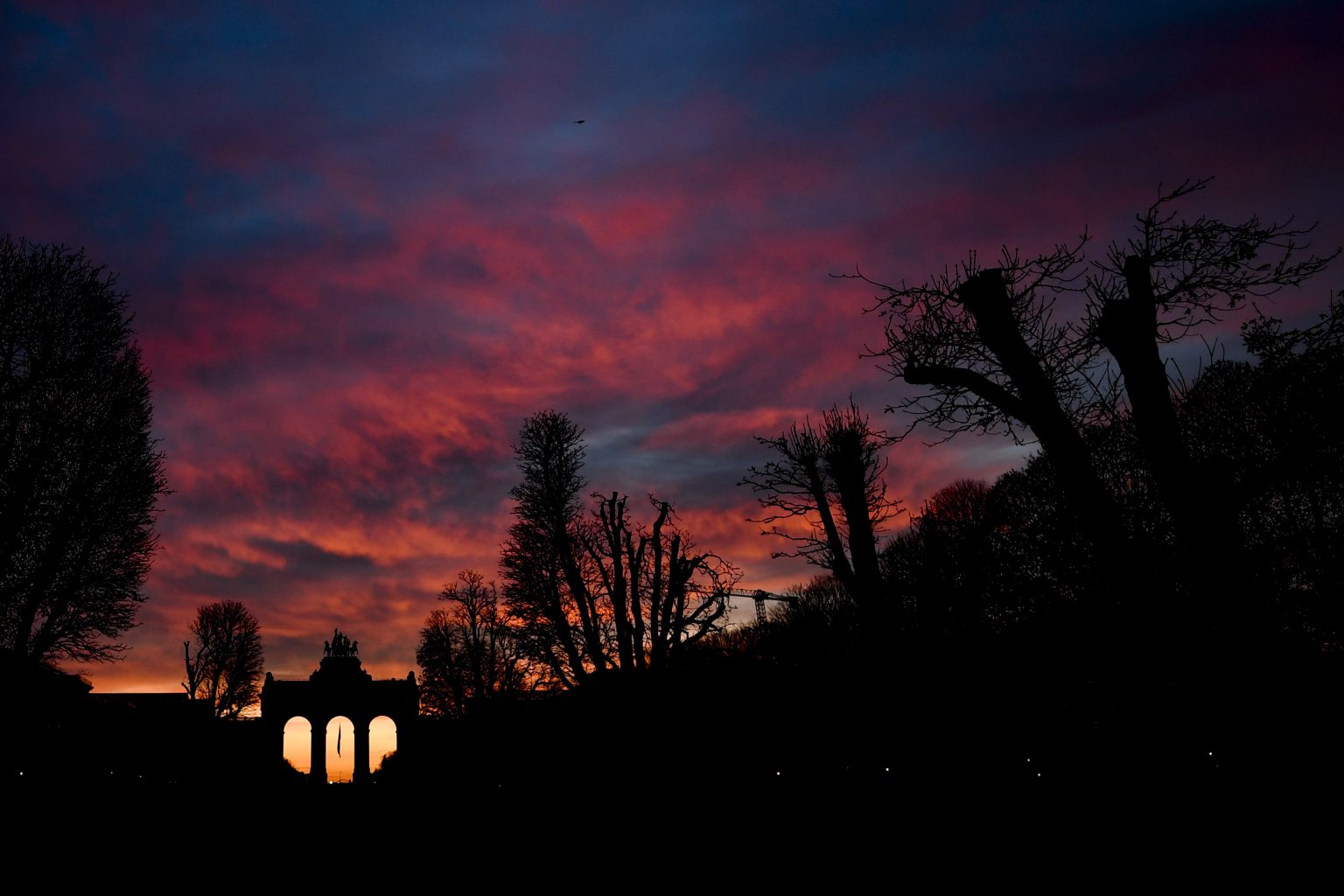 Brussels , 25/11/2020
Illustration picture shows the sunrise on the cinquantenaire park / Jubelbark
Pix : 
Credit : Frederic Sierakowski / Isopix