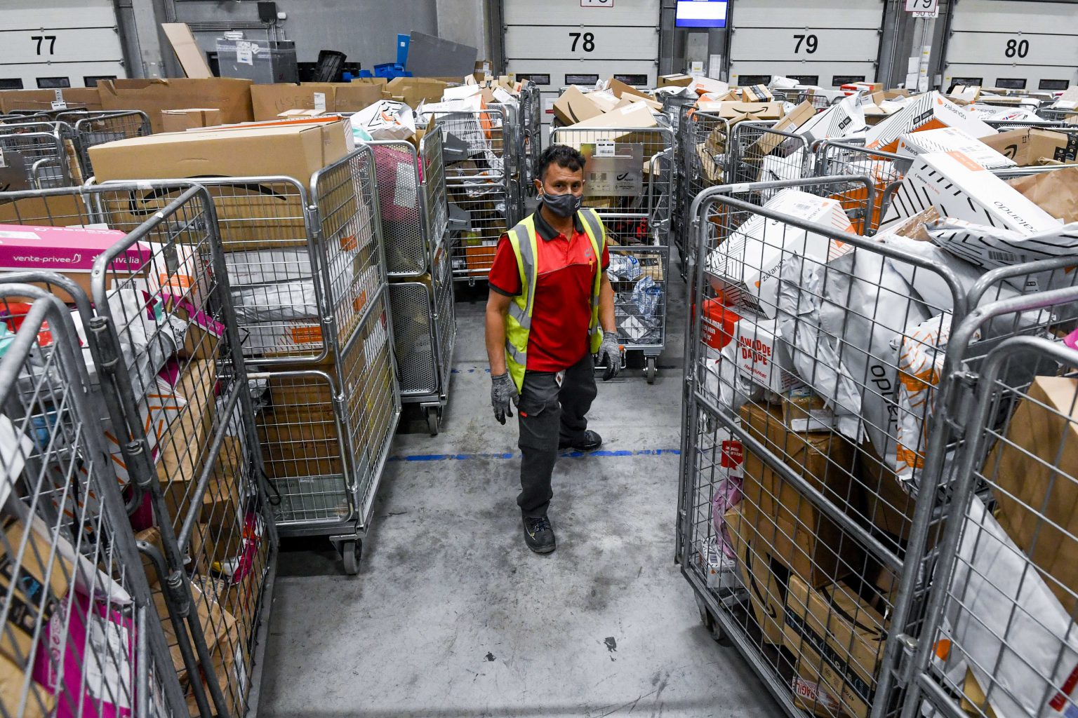 Vilvoorde , 26/11/2020
Illustration of the sorting center of BPost which is under increased pressure due to the corona crisis , black friday and the end of year holidays .
Pix : parcels
Credit : Frederic Sierakowski / Isopix
