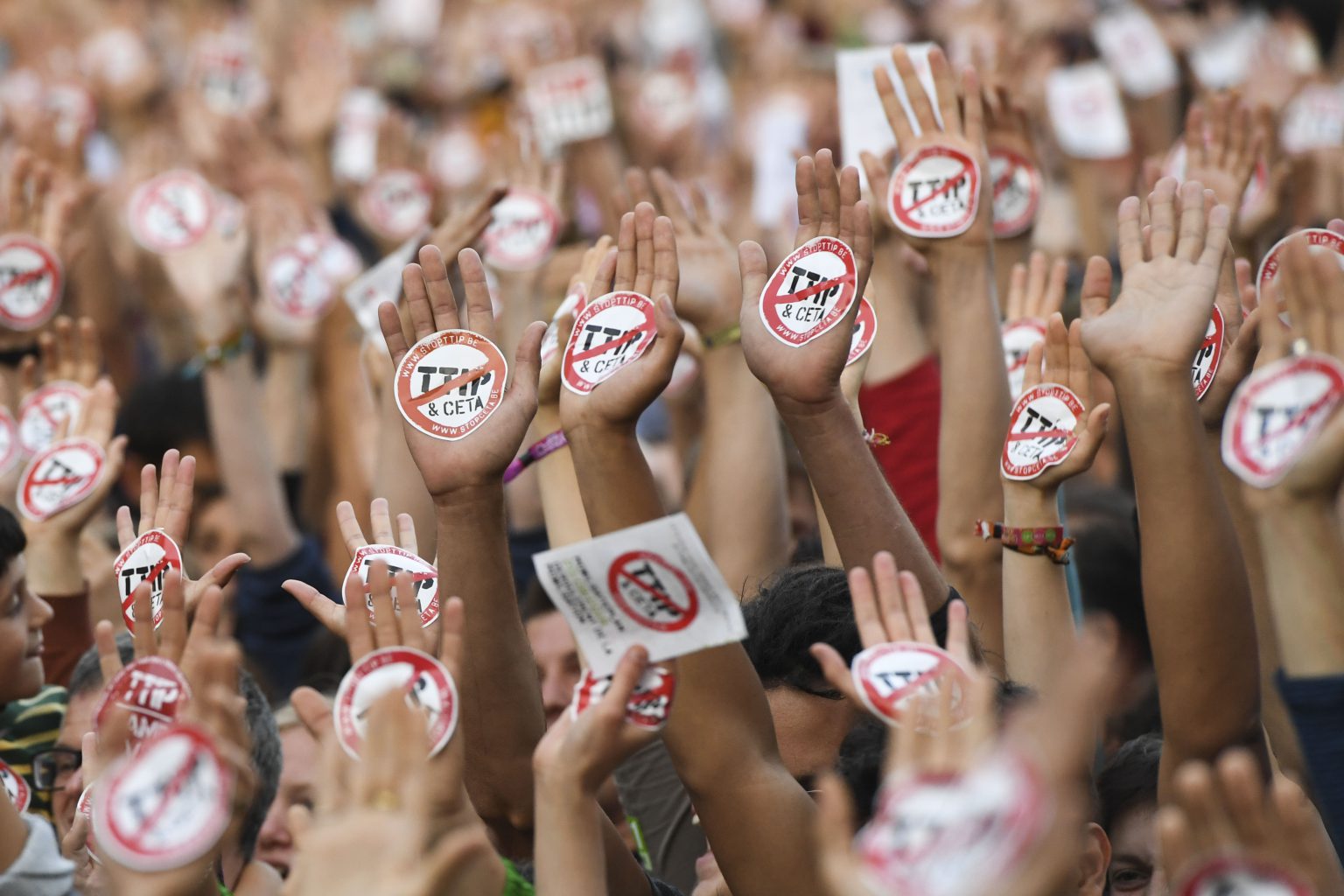 Brussels, 20/09/2016
The platform 'Stop TTIP and CETA' brings together various organizations : trade unions, north-south associations, environmental movement, farmers...
The demonstration took place around the European Headquarters.
Credit photo : Frederic Sierakowski / Isopix