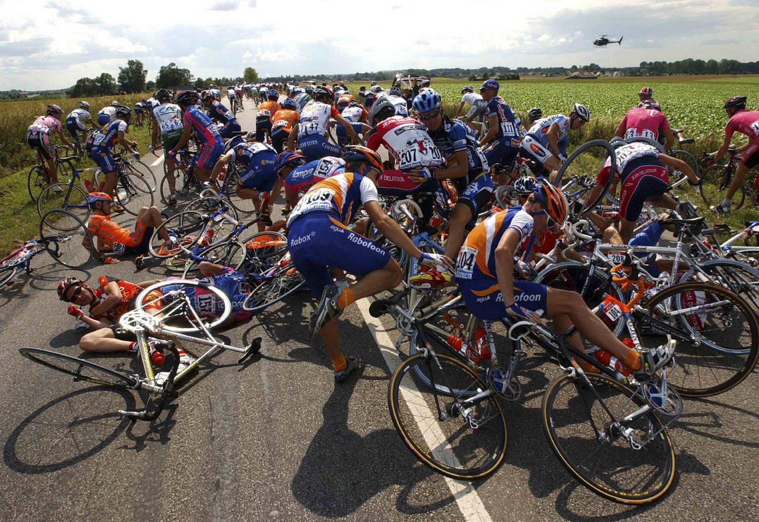 CYCLING : TDF 2002 / STAGE 5 / 
VERBRUGGHE Rik / VALPARTIJ / VAL / CHUTE / CRASH / PELOTON / DEKKER Erik / ZBERG Beat / 
TOUR DE FRANCE / RONDE VAN FRANKRIJK / SOISSONS - ROUEN /
www.iso-sport.be