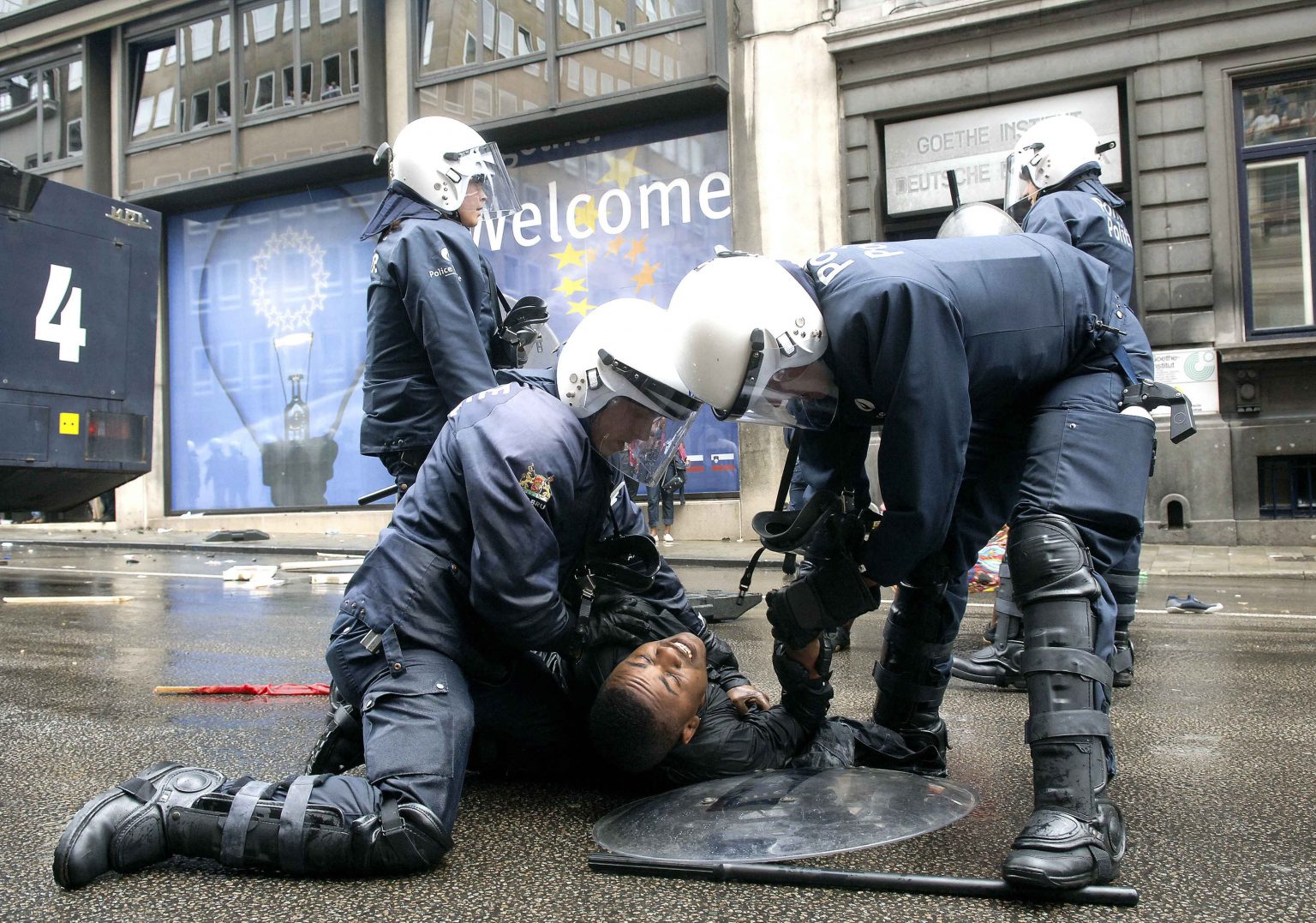 Brussels - June 30, 2005
Congolese 'blue walk' demonstration in Brussels for the taking into account of the aspirations of the Congolese people. At the end of the demonstration some trouble occured between demonstrators and police forces
Credit Fred Sierakowski / ISOPIX   *** REFERENCE : 00017569 ***